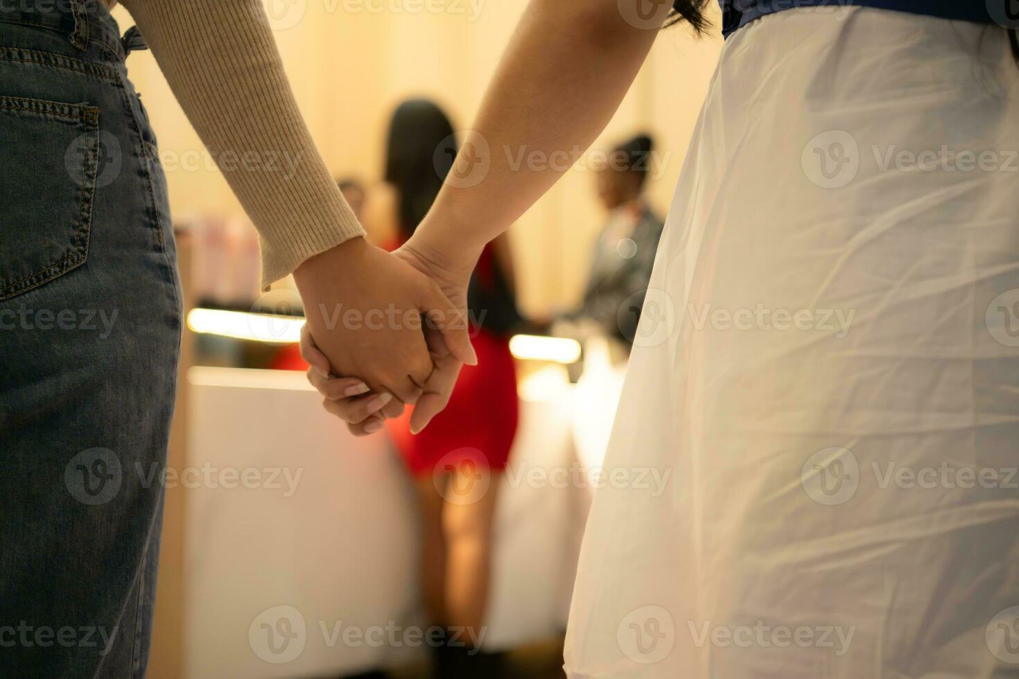 fermer de une couple en portant mains dans une boîte Bureau attendre à acheter film des billets photo