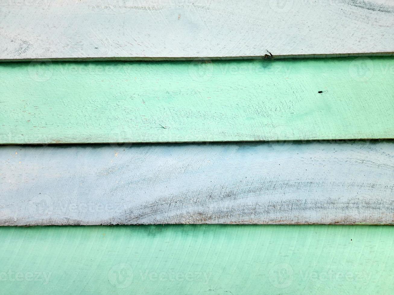 planches de bois colorées. planches de bois soigneusement disposées. photo