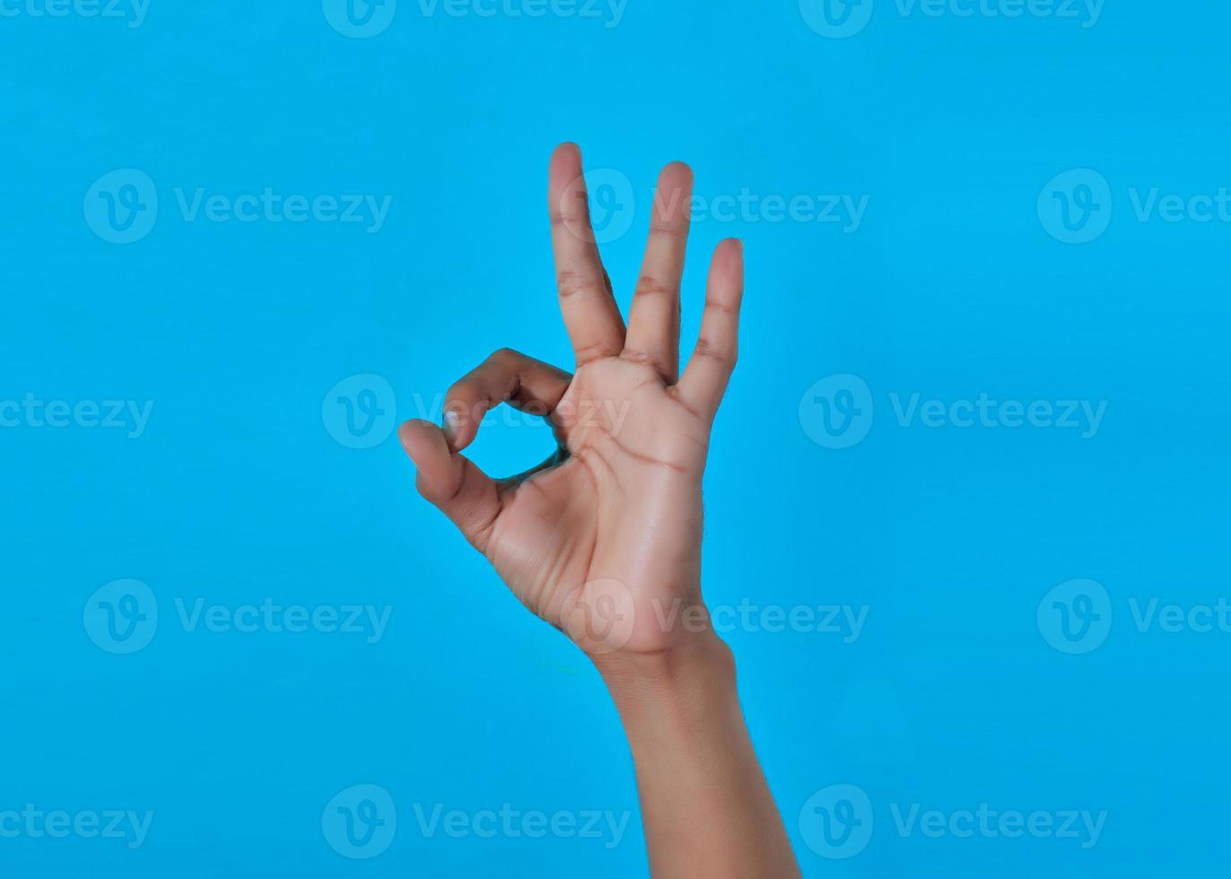 gros plan de la main humaine montrant le signe oke ou le numéro 3 avec les doigts. photo