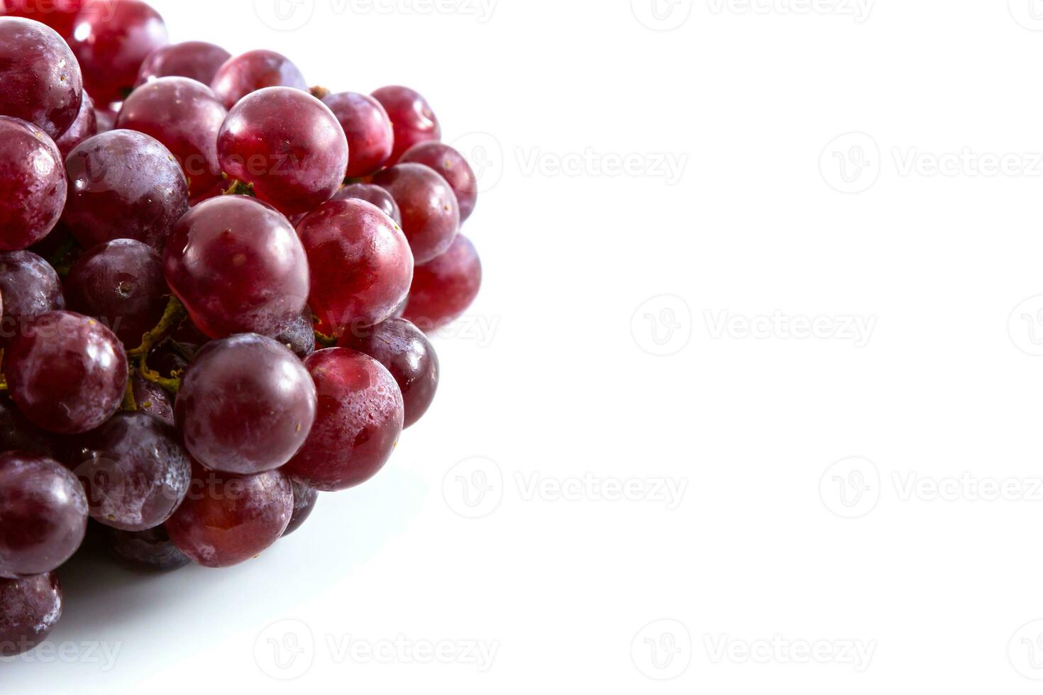 rouge grain de raisin sur blanc Contexte photo