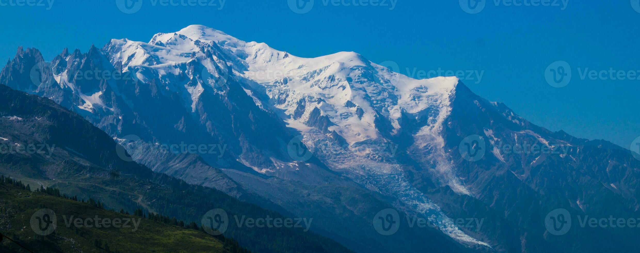 paysage de le Alpes dans France dans été photo