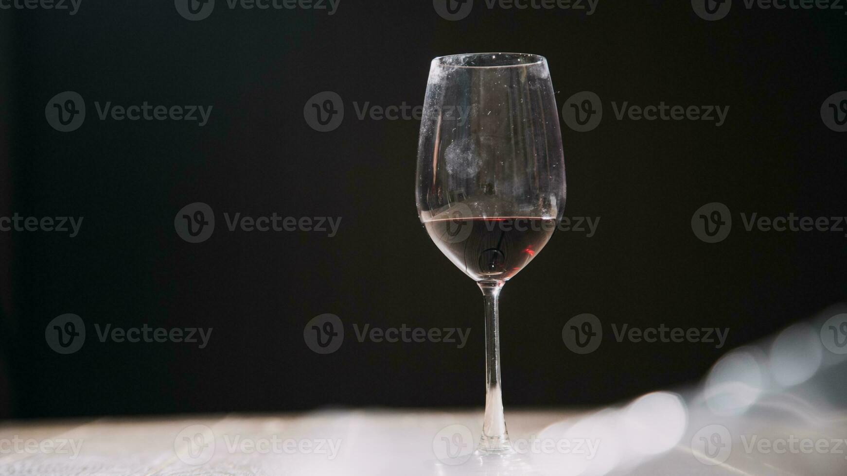 ensemble de mains tenant un verre de vin rouge isolé sur fond noir. photo
