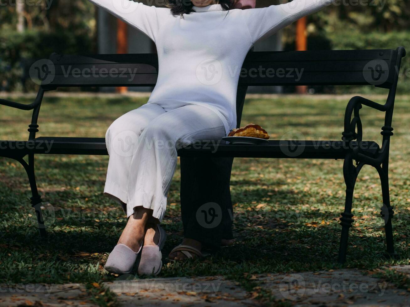 fou de joie Jeune femme avec mature mère bavardage, en riant à blague, profiter agréable conversation, milieu vieilli maman et adulte fille étreindre, ayant amusant, séance sur confortable canapé à Accueil photo