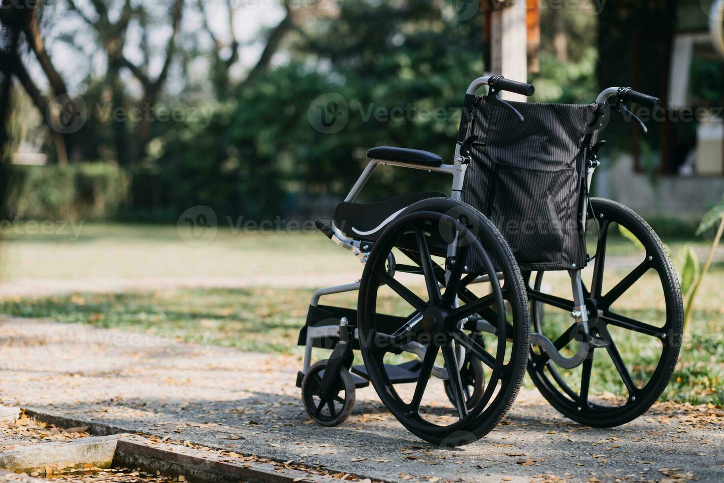 asiatique Jeune femme infirmière à allaitement Accueil prendre se soucier désactivée Sénior homme. soignant médecin servir physique thérapie pour plus âgée personnes âgées patient à exercice et entraine toi en marchant sur marcheur ou canne à cour. photo