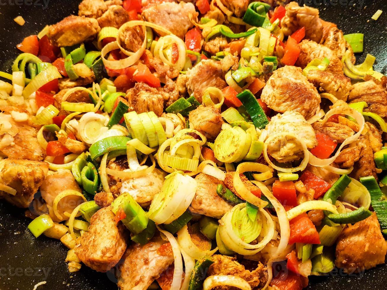 curry de poulet épicé aux légumes photo