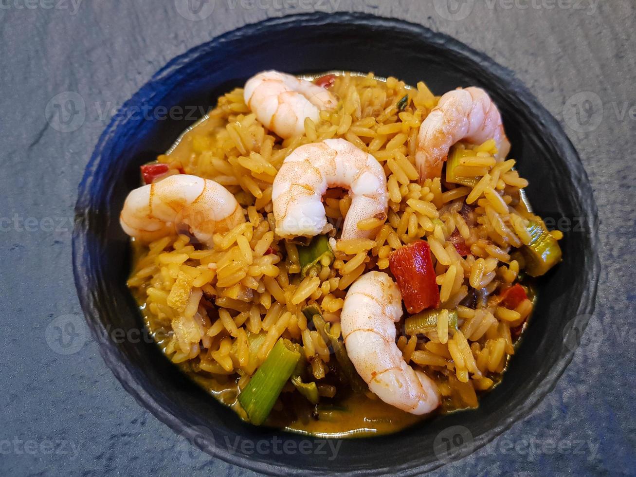 crevettes et légumes épicés avec riz au curry photo