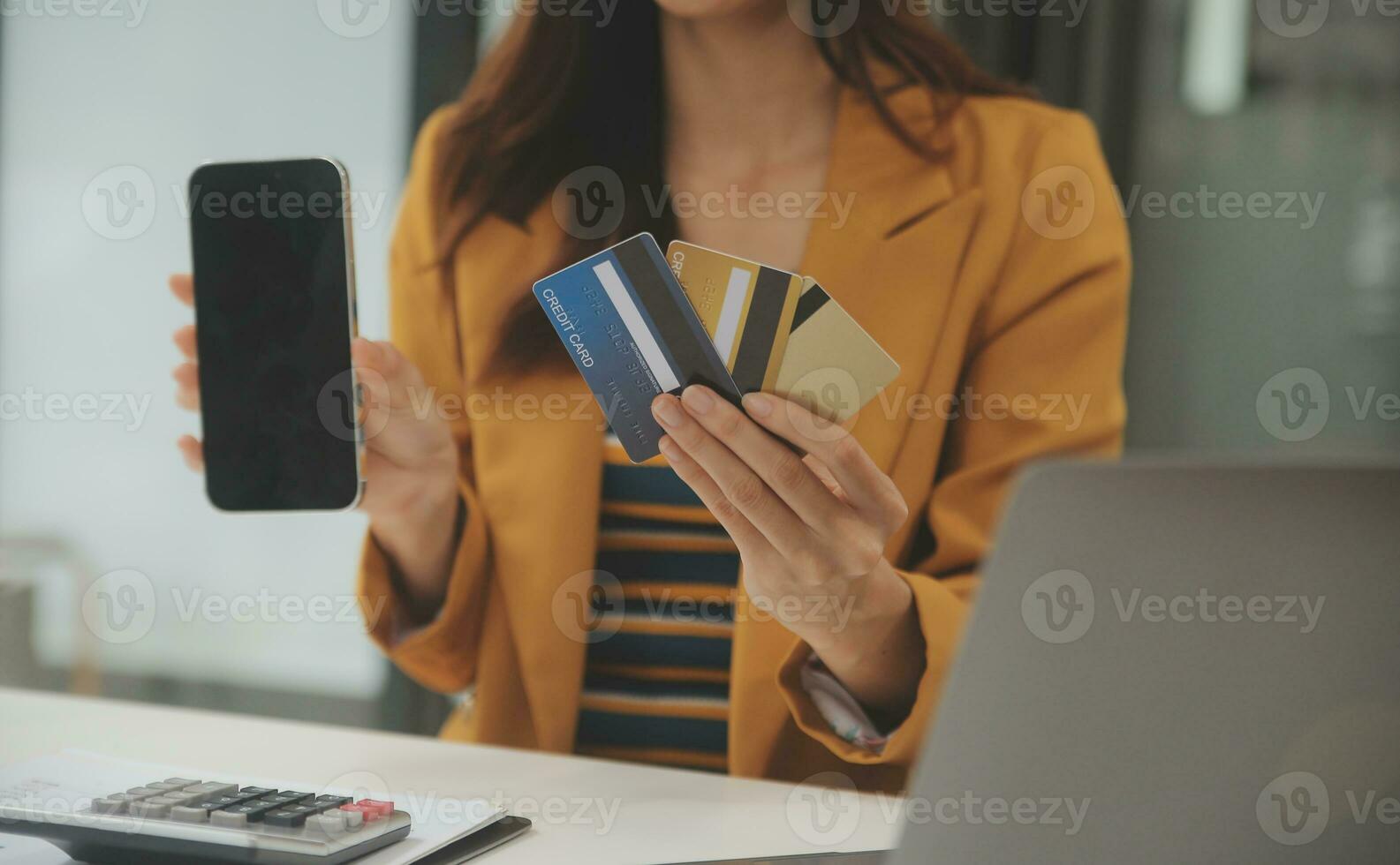 femmes en portant crédit carte et en utilisant les smartphones à maison.en ligne achats, l'Internet bancaire, boutique en ligne, paiement, dépenses argent, commerce électronique Paiement à le magasin, crédit carte, concept photo