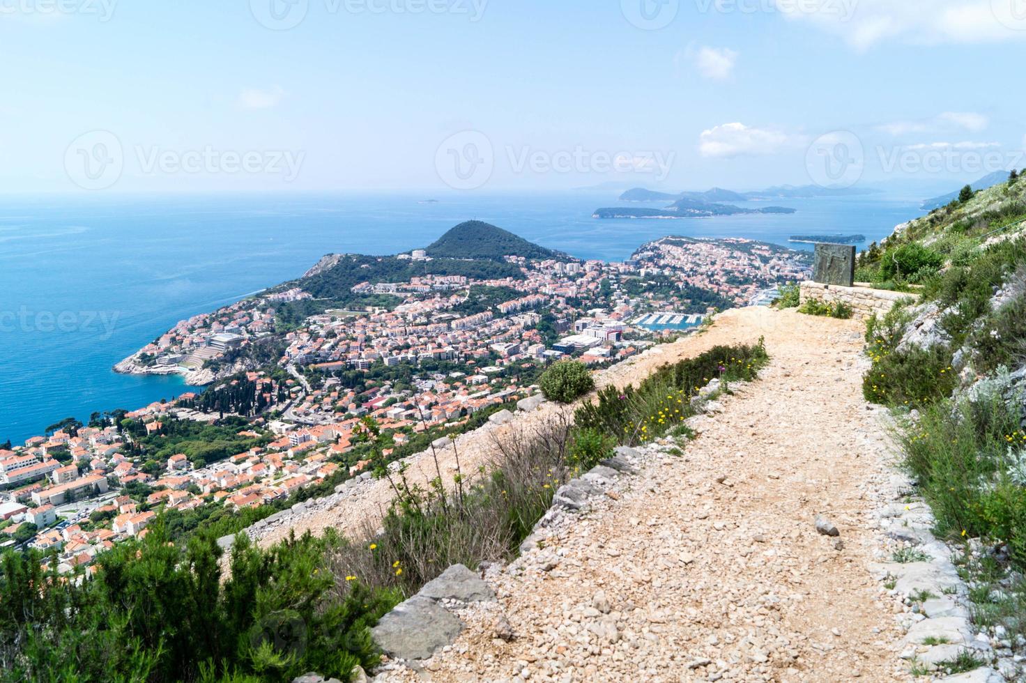 sentier pédestre du sommet du mont sdr à la vieille ville de dubrovnik photo