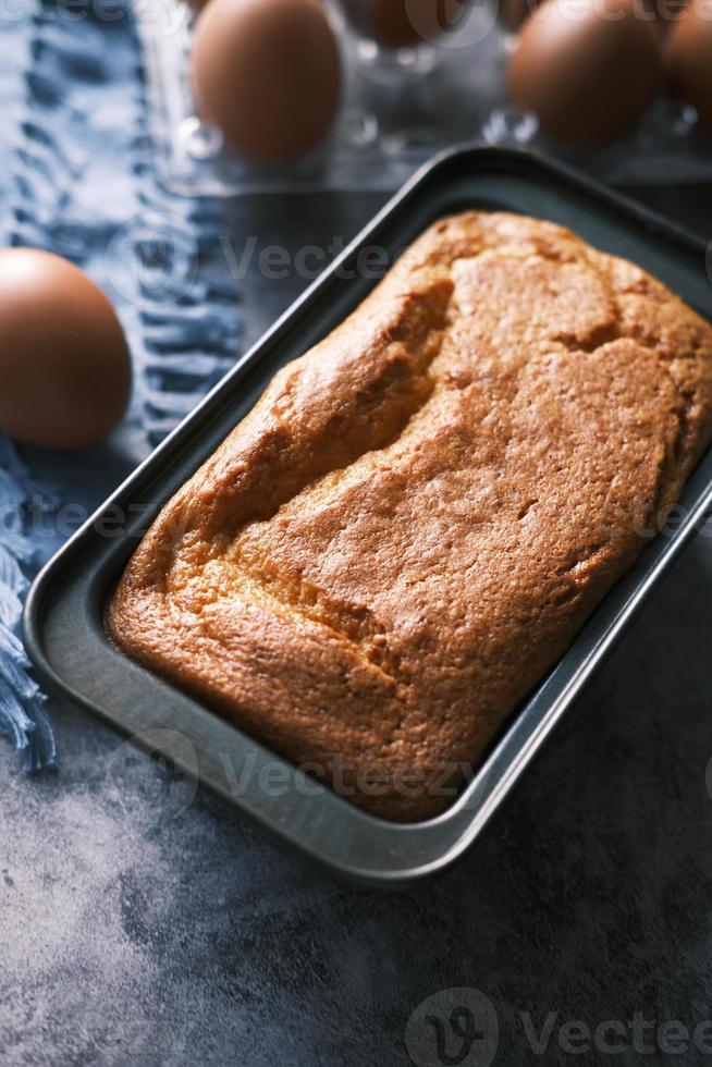 gâteau de cuisson avec ingrédient sur fond noir, photo