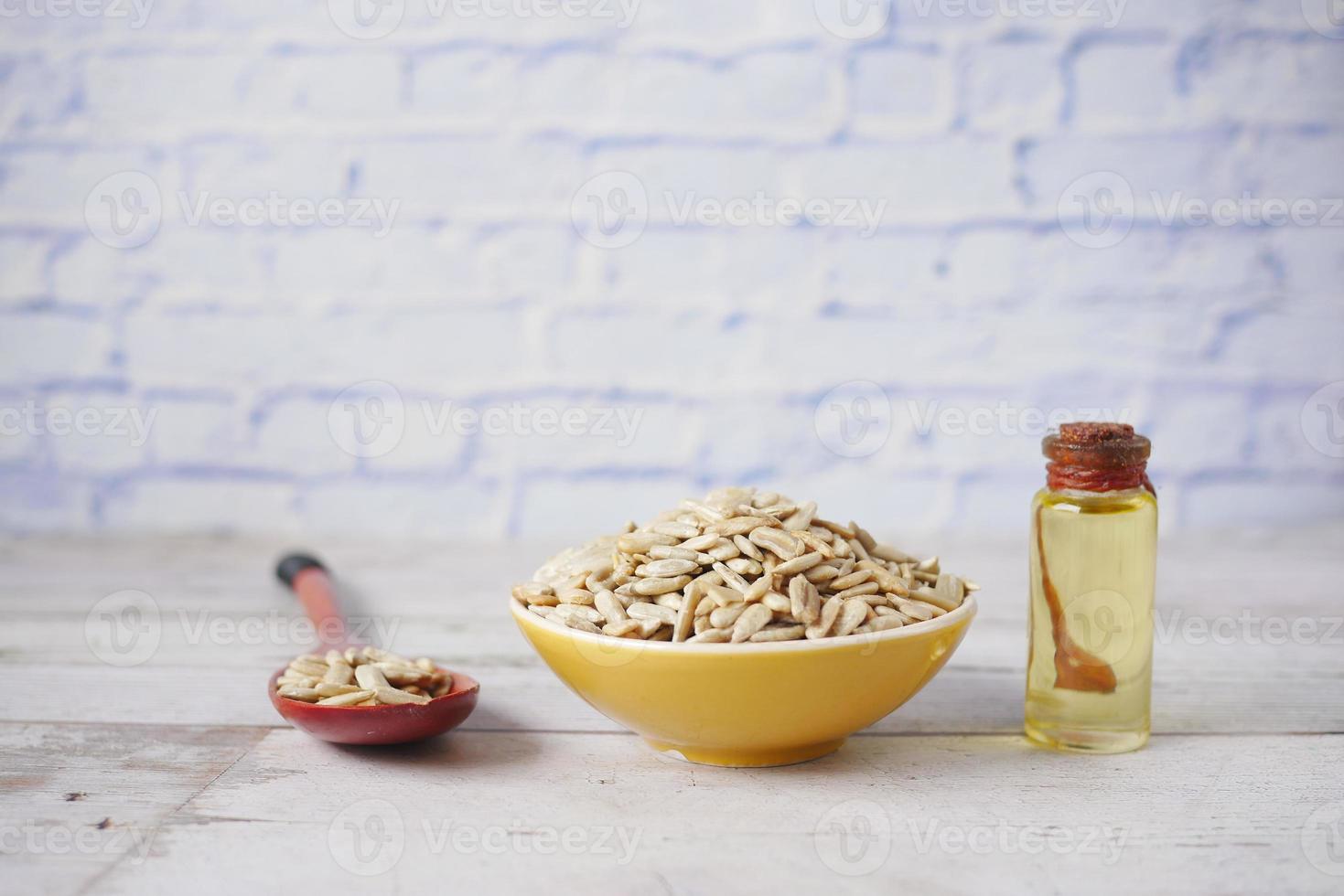 graines et huiles de tournesol sur table, photo