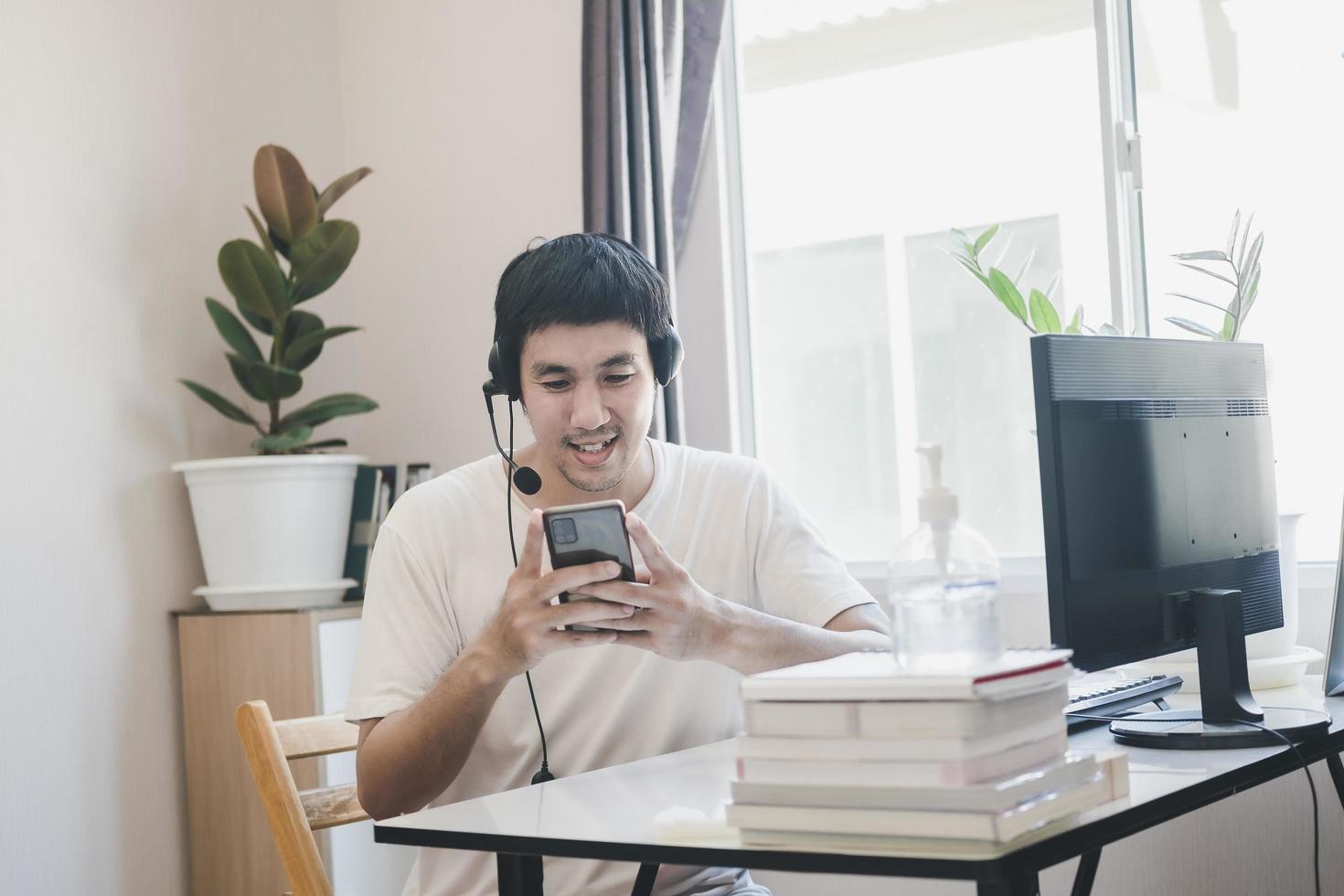 Centre d'appels du personnel de l'administrateur d'un homme asiatique dans le bureau de service à domicile photo