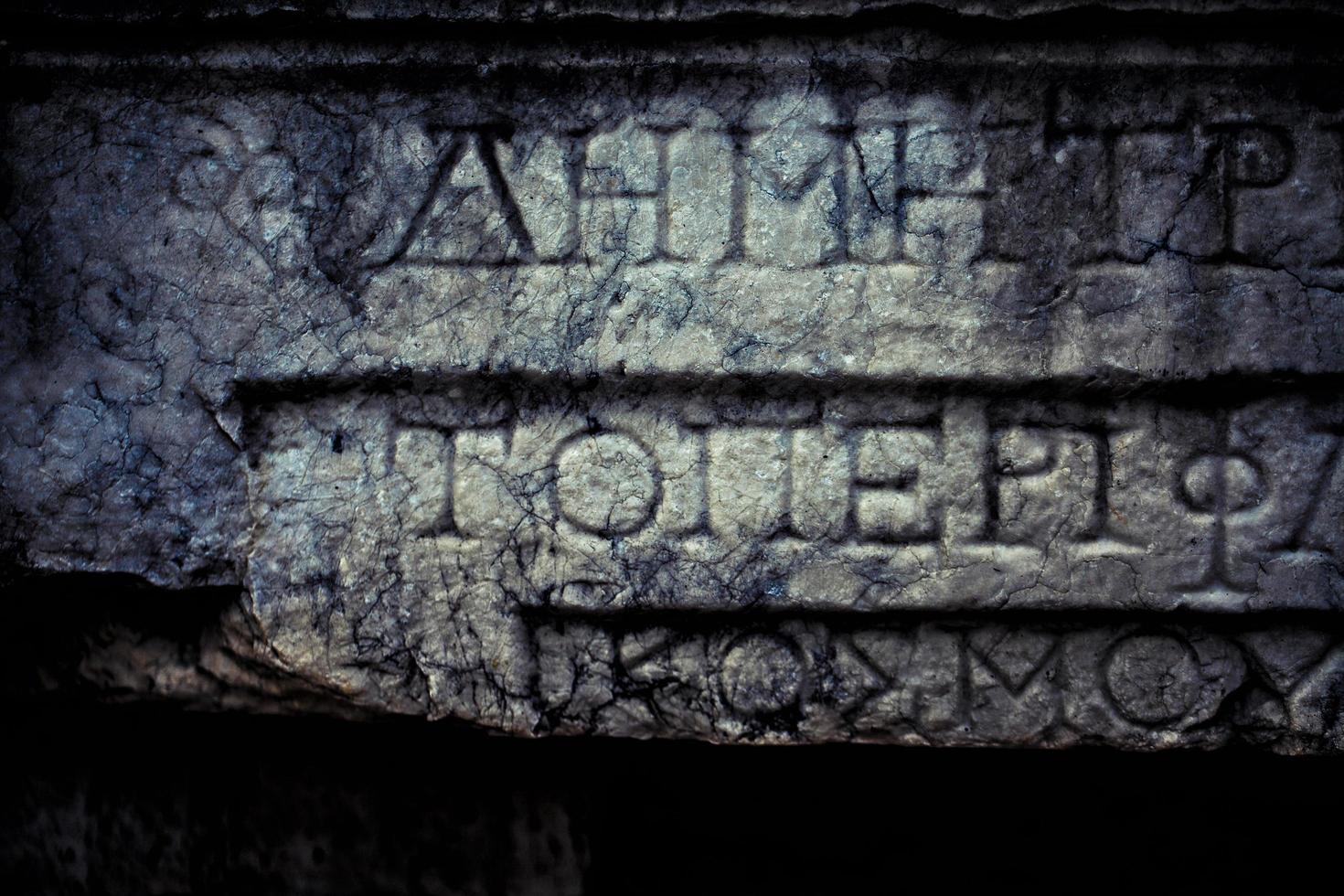 Épigraphe historique de l'âge antique sur la pierre de tablette de marbre photo