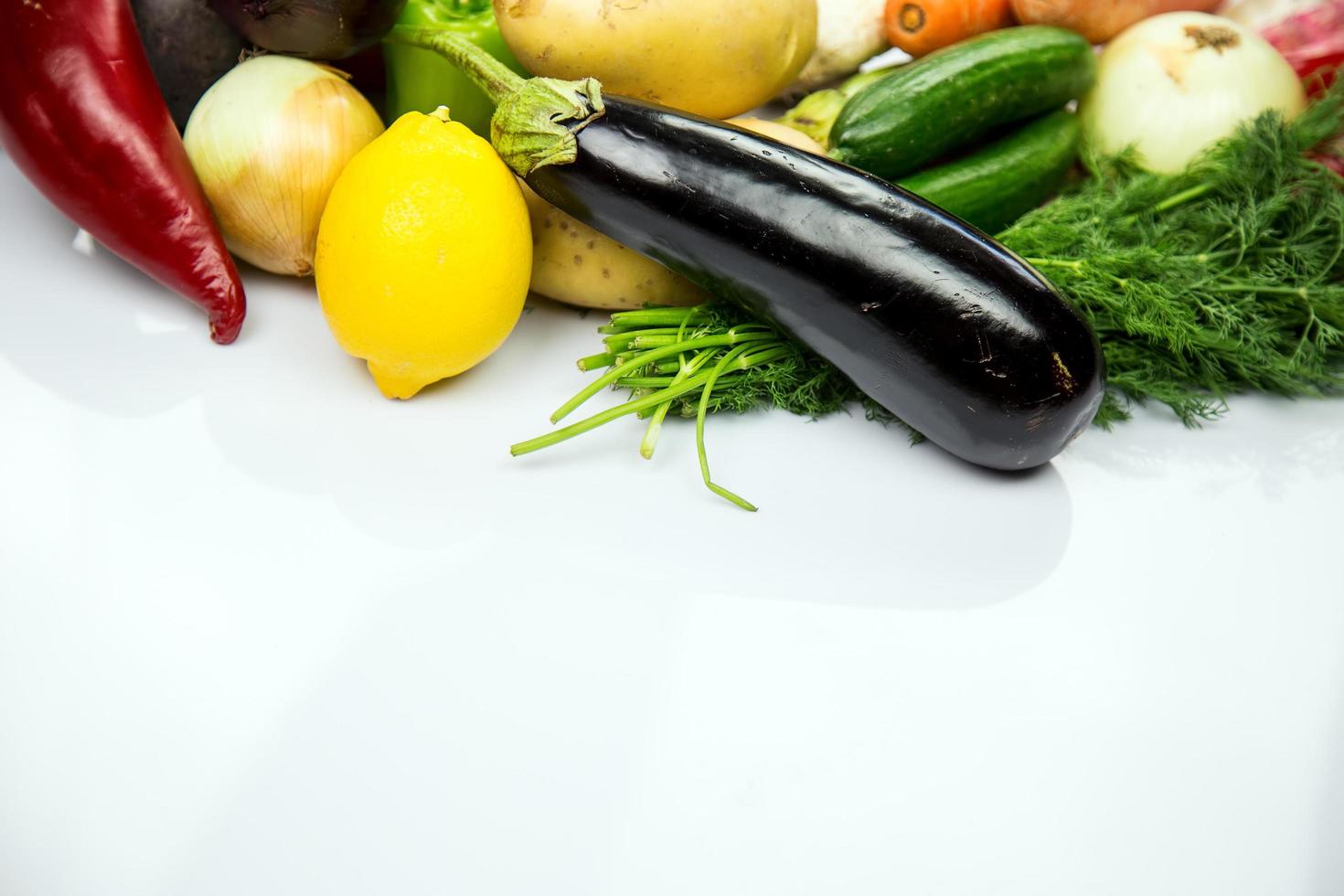 mélange frais et sain de composition de légumes crus photo