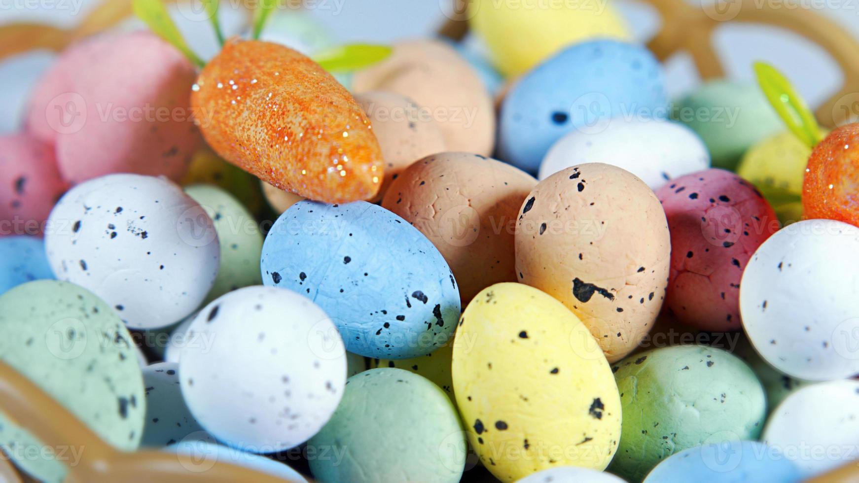 oeufs pascals traditionnels colorés de pâques photo