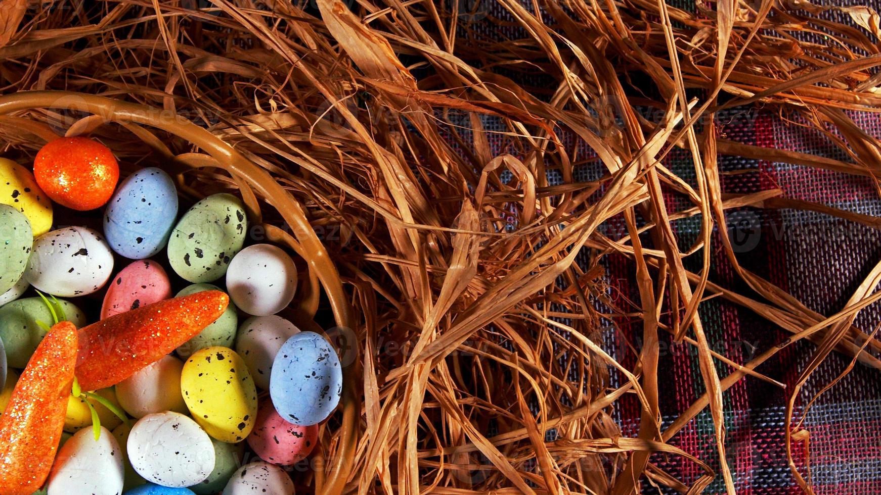 oeufs pascals traditionnels colorés de pâques photo