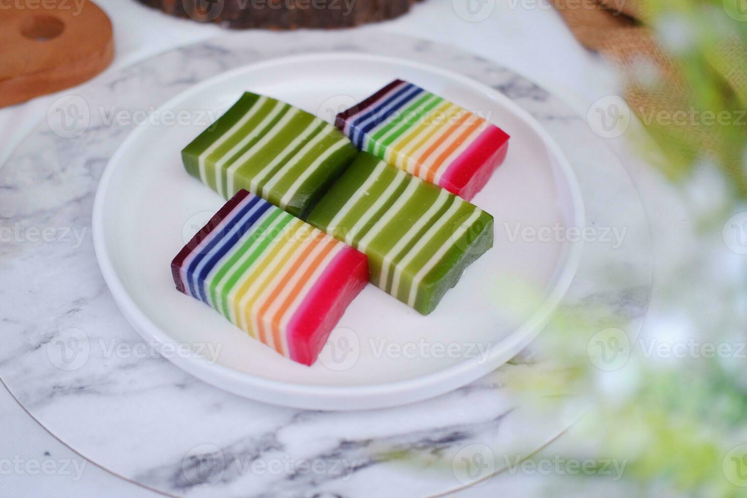 kue lapis ou ou arc en ciel gluant couche gâteau, indonésien traditionnel dessert photo