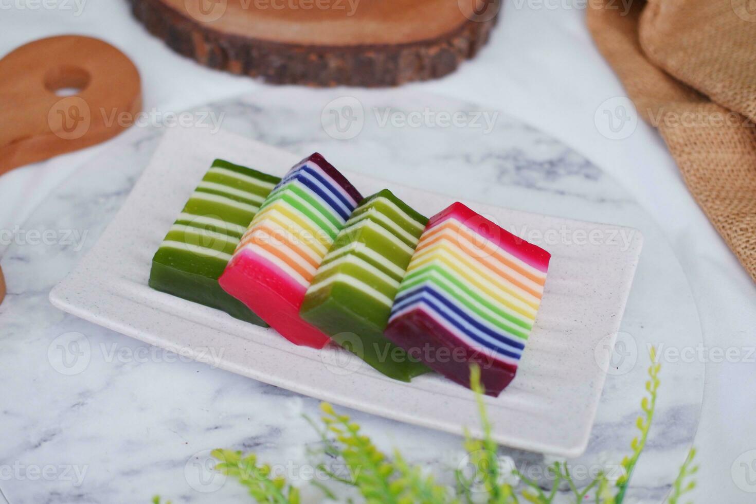 kue lapis ou ou arc en ciel gluant couche gâteau, indonésien traditionnel dessert photo