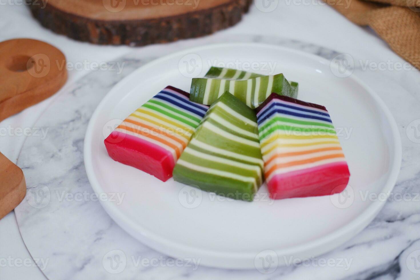 kue lapis ou ou arc en ciel gluant couche gâteau, indonésien traditionnel dessert photo