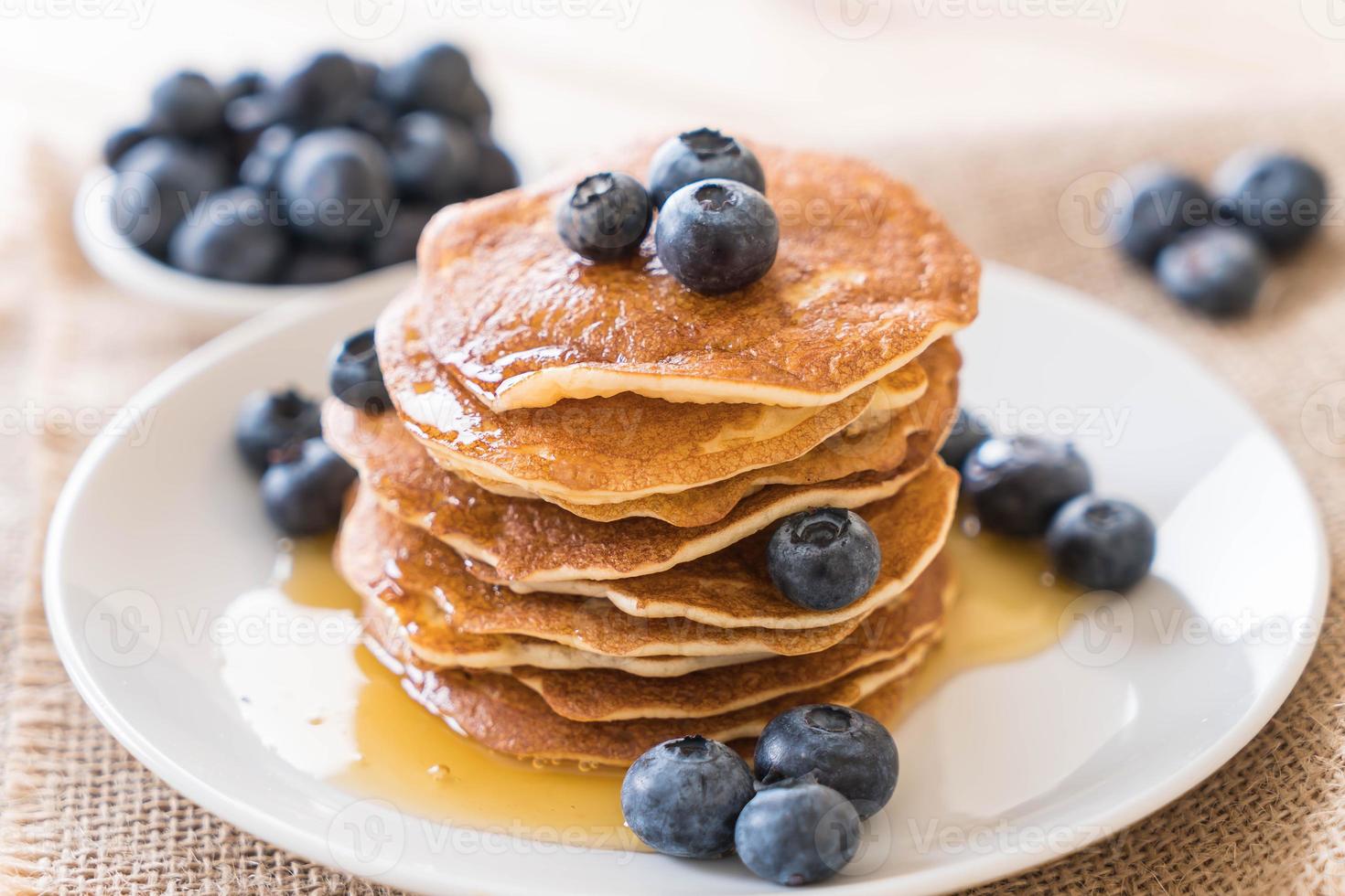 pile de crêpes aux bleuets frais photo