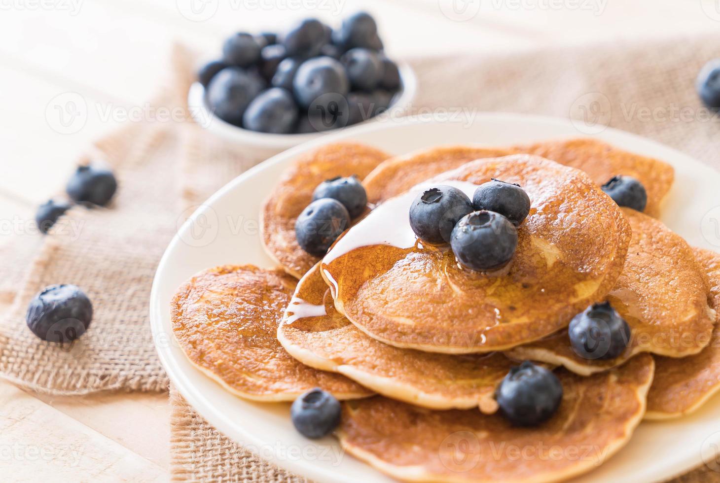 pile de crêpes aux bleuets frais photo