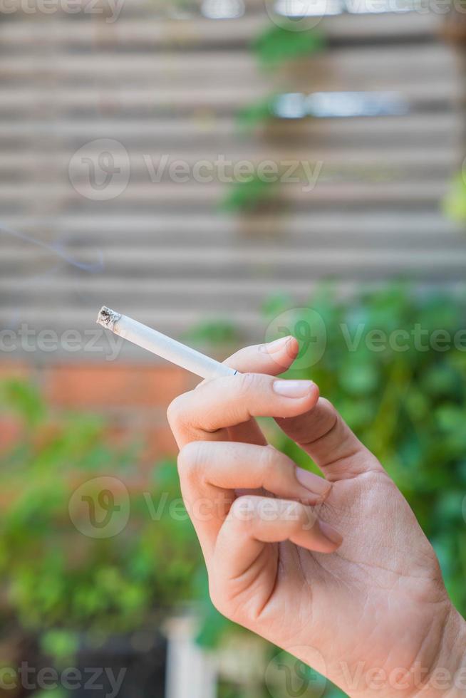main tenant une cigarette avec espace de copie photo
