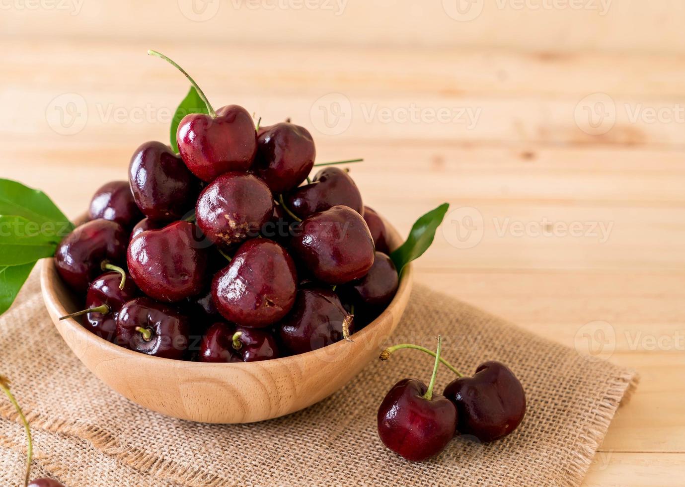 cerise fraîche dans un bol en bois sur la table photo