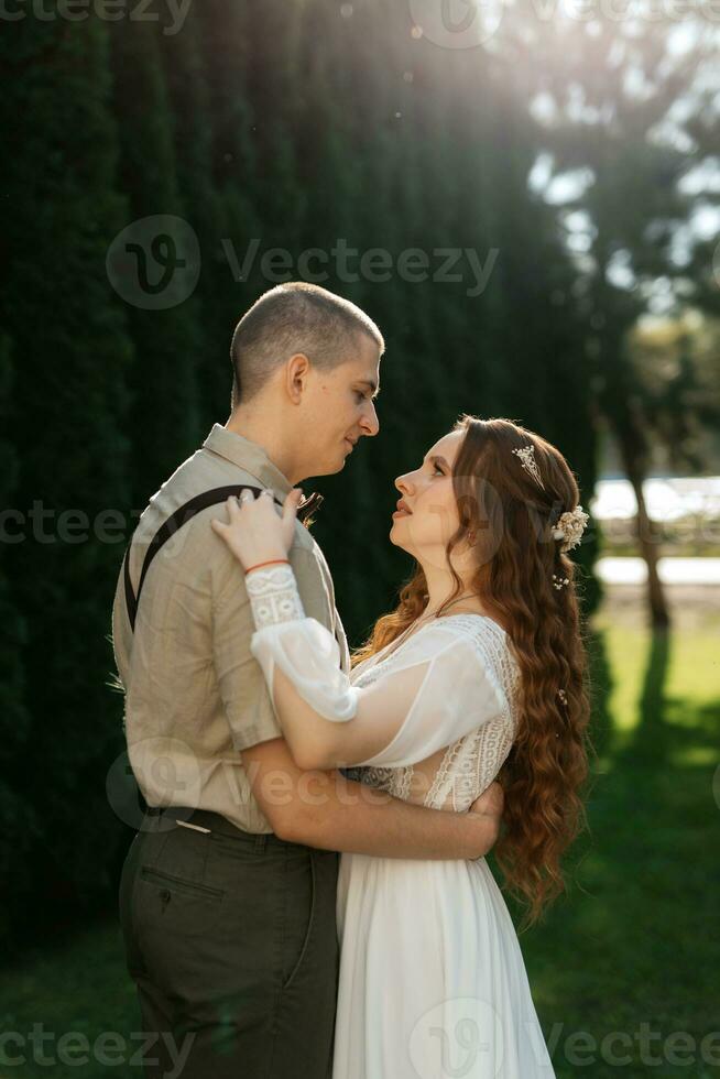 mariage marcher de le la mariée et jeune marié dans une conifère photo