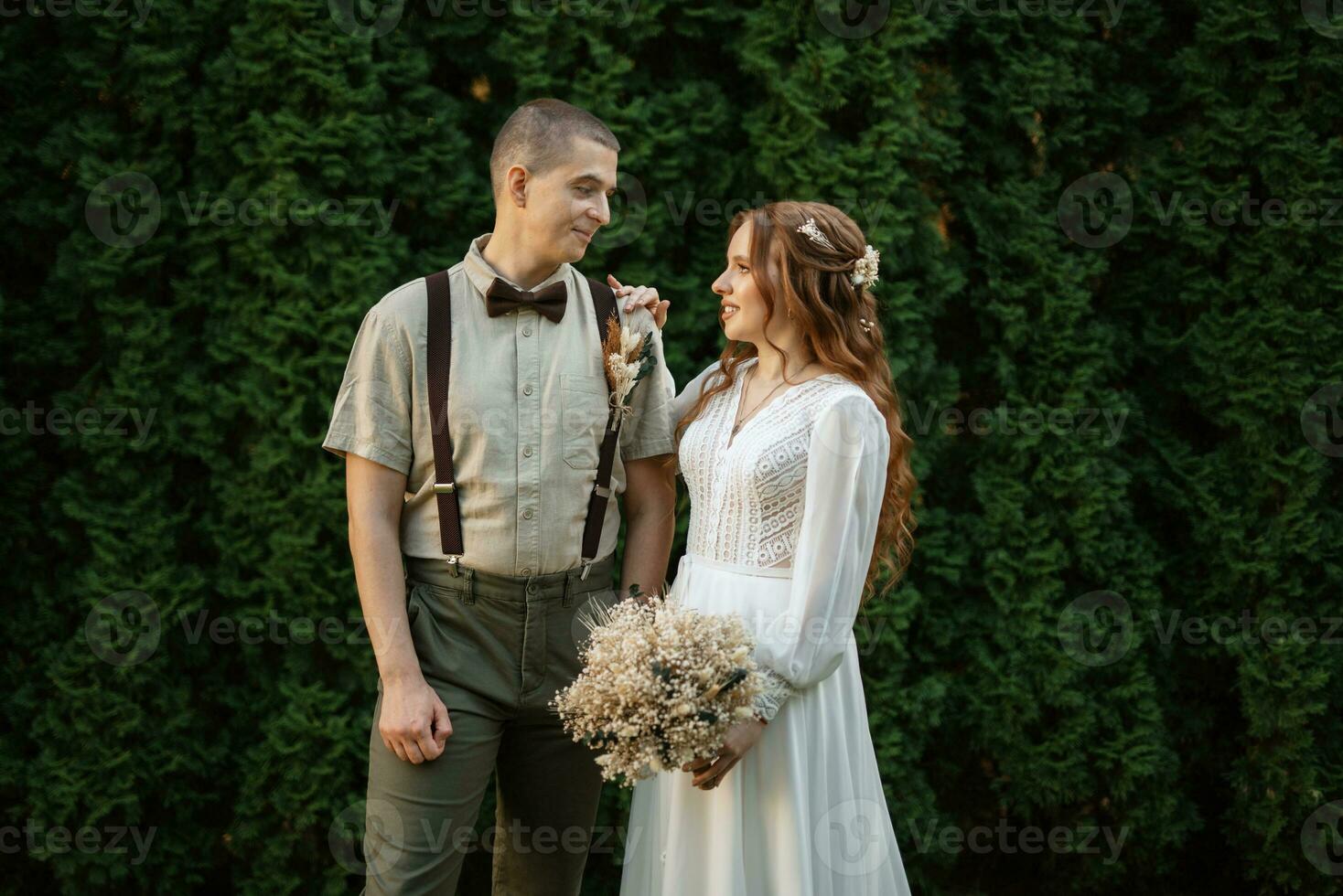 mariage marcher de le la mariée et jeune marié dans une conifère photo