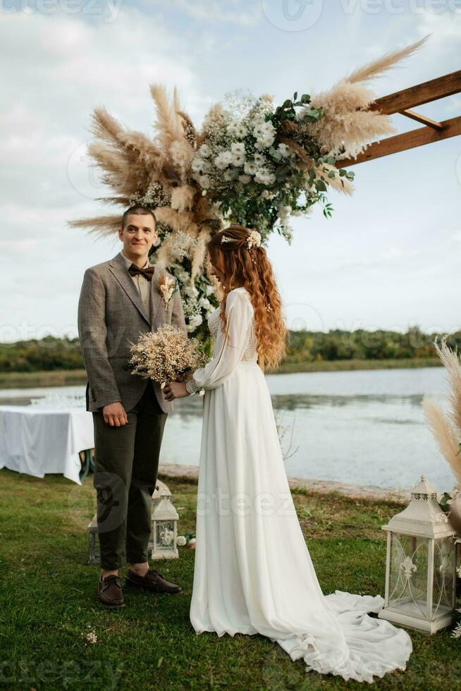 mariage la cérémonie de le jeunes mariés dans une pays chalet photo