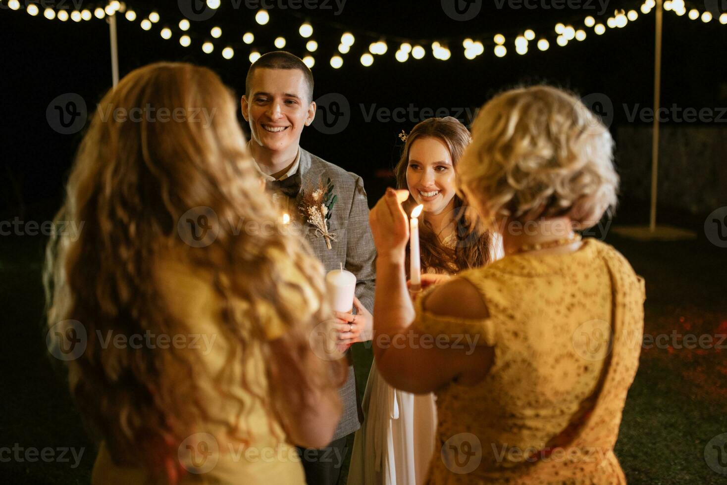 transfert de mariage Feu avec le Aidez-moi de bougies le jeunes mariés photo