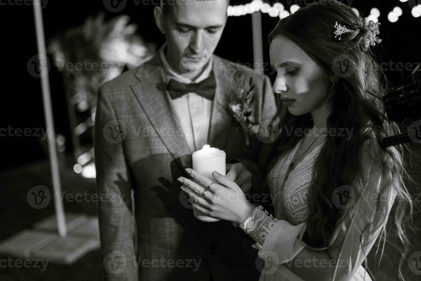 transfert de mariage Feu avec le Aidez-moi de bougies le jeunes mariés photo