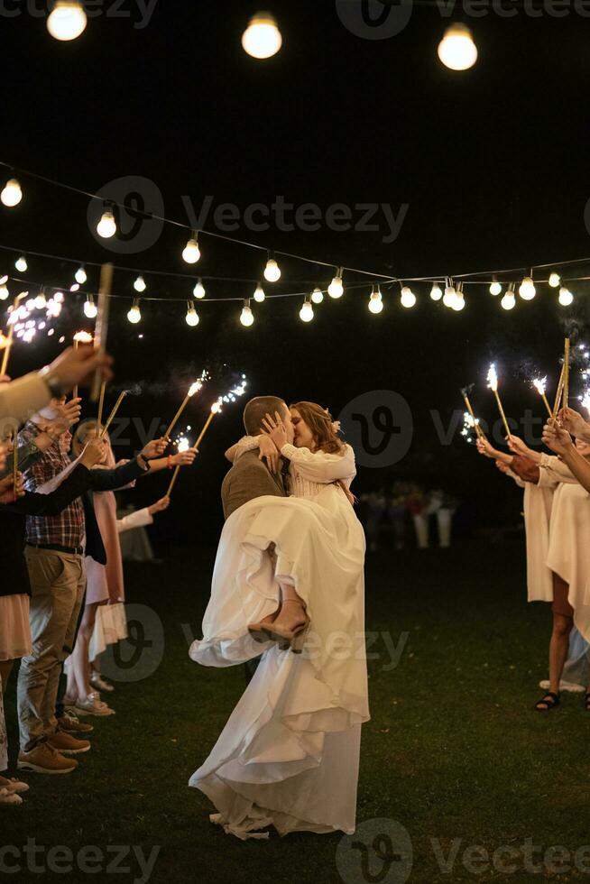 jeunes mariés à un mariage de cierges magiques photo