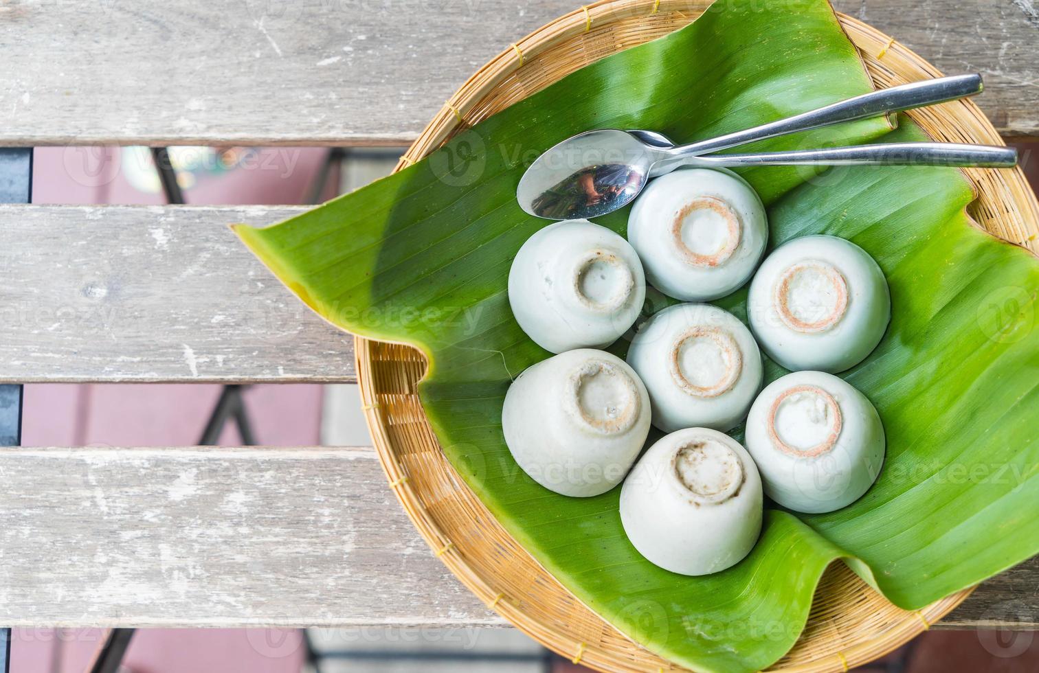 crème anglaise au lait de coco dans une petite tasse en porcelaine photo