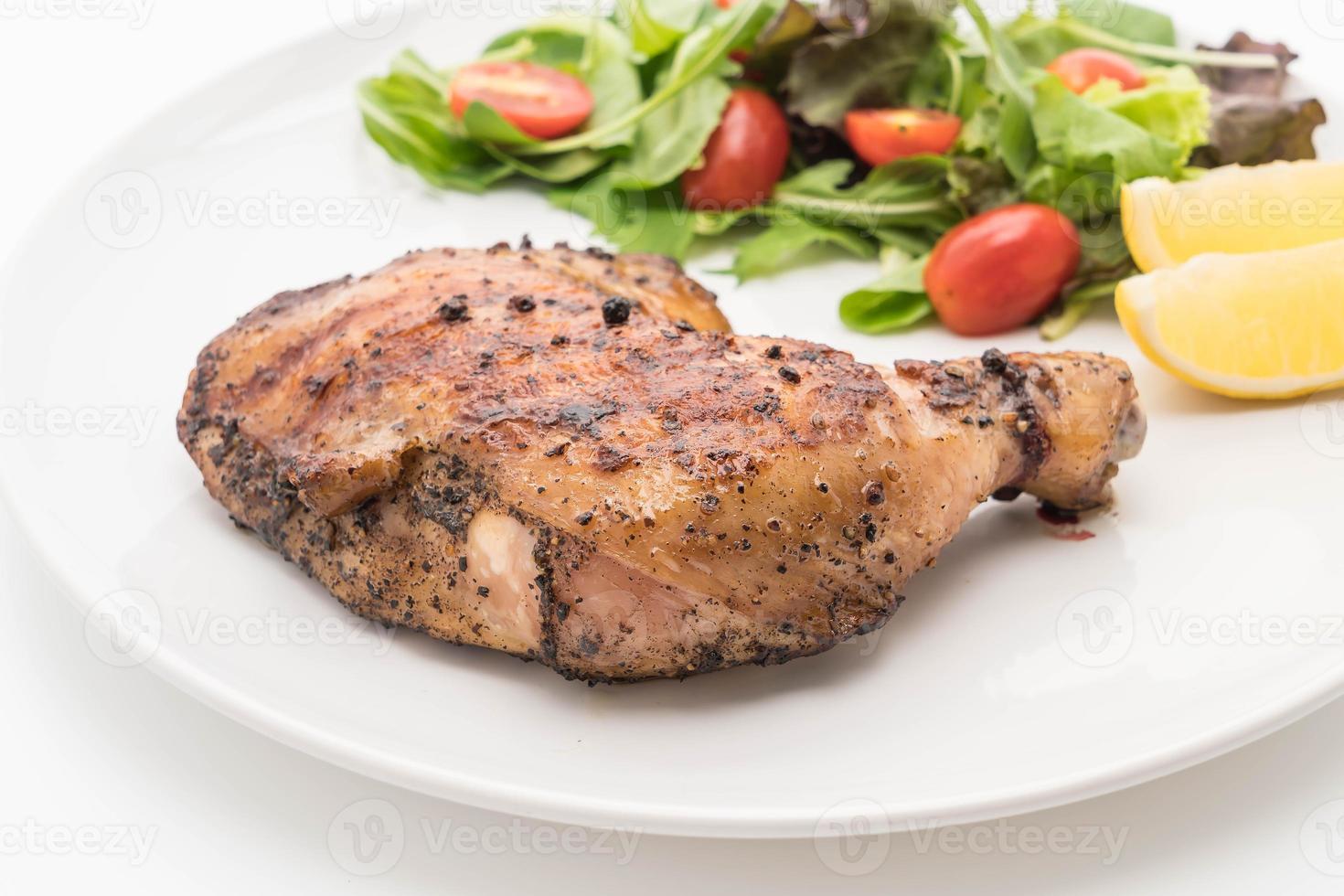 steak de poulet cuisse sur table à manger photo