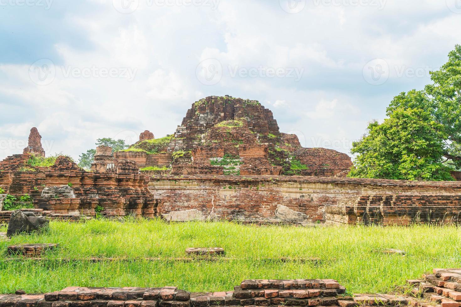 belle architecture ancienne historique d'ayutthaya en thaïlande - boostez le style de traitement des couleurs photo