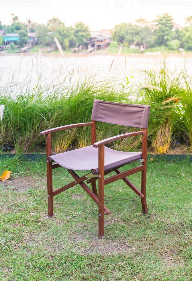 chaise vide sur l'herbe dans le parc - avec style de traitement sunflare photo
