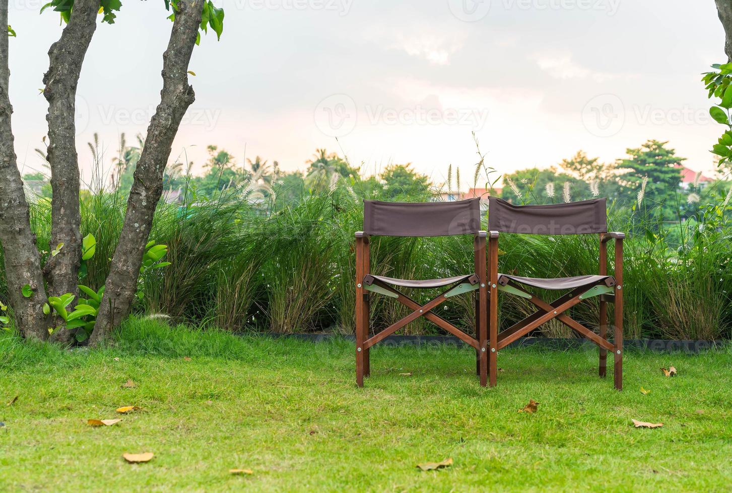 chaise vide sur l'herbe dans le parc - avec style de traitement sunflare photo