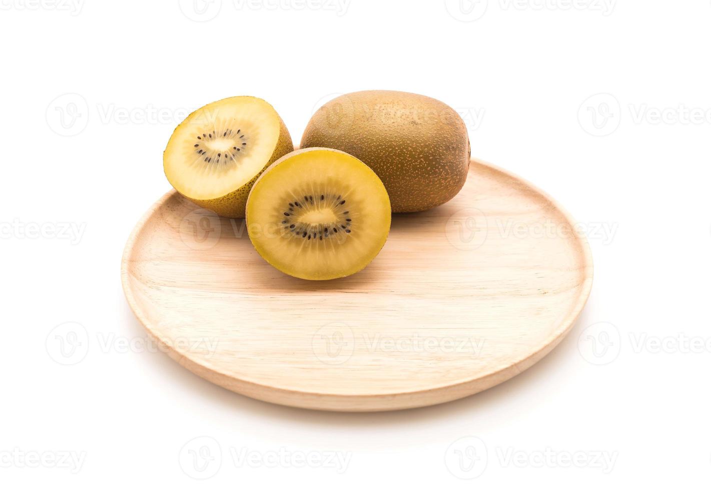 kiwi doré frais en plaque de bois photo