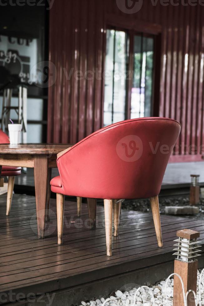 chaise et table rouges au café - filtre effet vintage photo