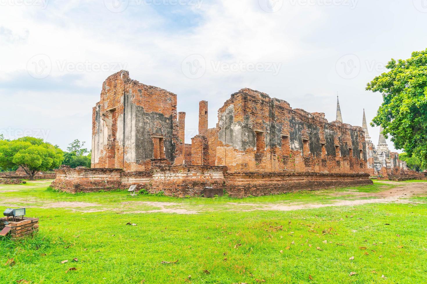 belle architecture ancienne historique d'ayutthaya en thaïlande - boostez le style de traitement des couleurs photo