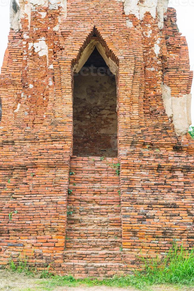 belle architecture ancienne historique d'ayutthaya en thaïlande - boostez le style de traitement des couleurs photo