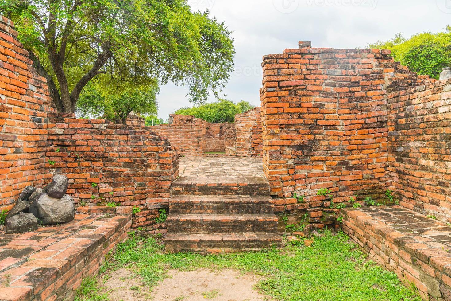 belle architecture ancienne historique d'ayutthaya en thaïlande - boostez le style de traitement des couleurs photo