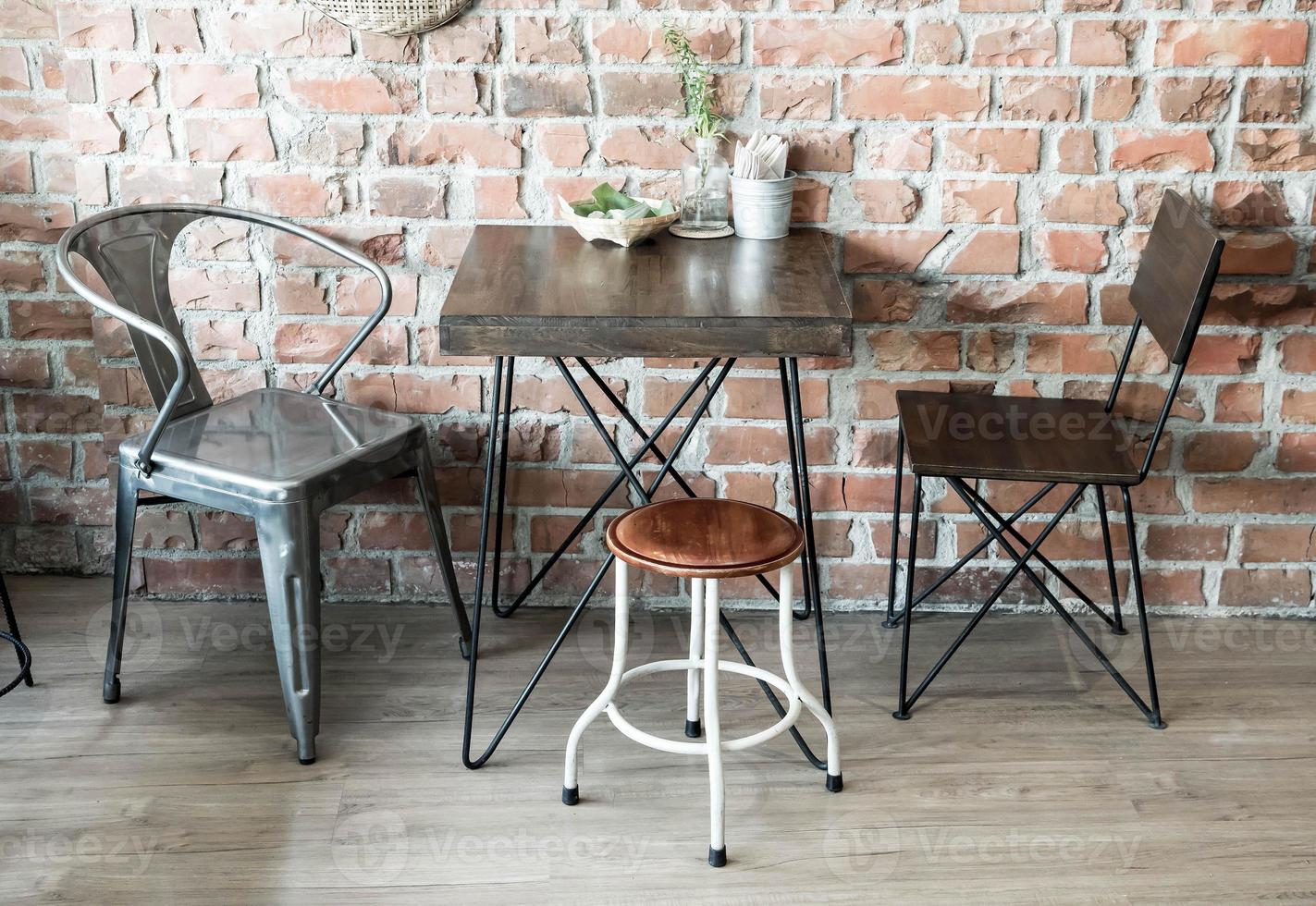 Chaise en bois vide au restaurant - filtre effet vintage photo