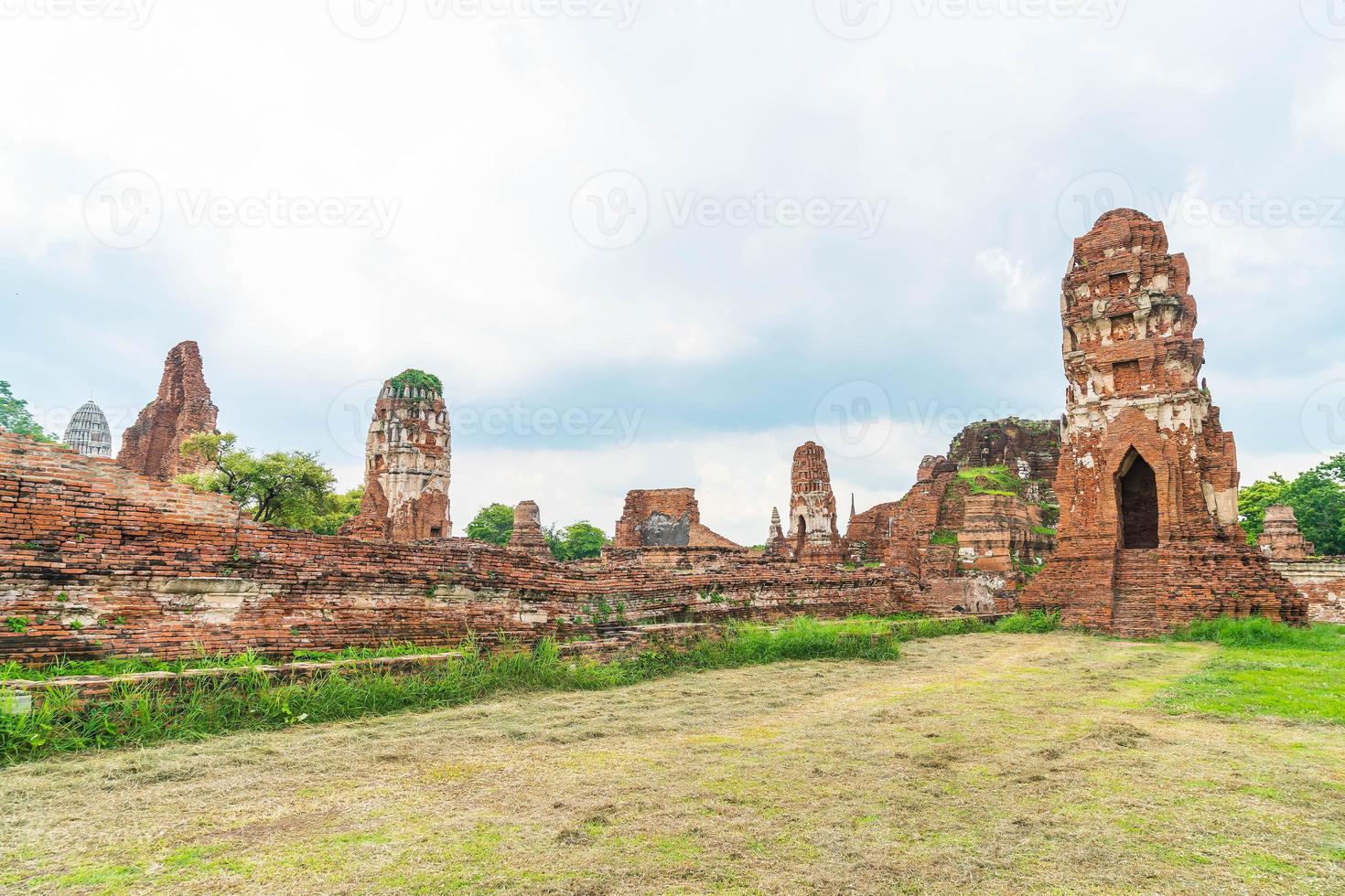 belle architecture ancienne historique d'ayutthaya en thaïlande - boostez le style de traitement des couleurs photo