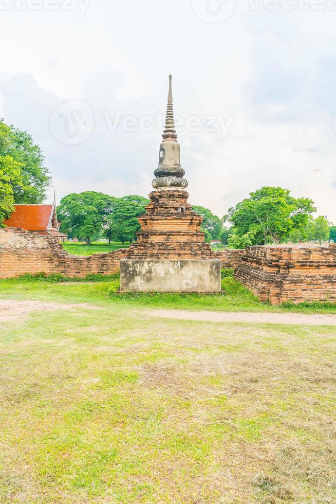 belle architecture ancienne historique d'ayutthaya en thaïlande - boostez le style de traitement des couleurs photo