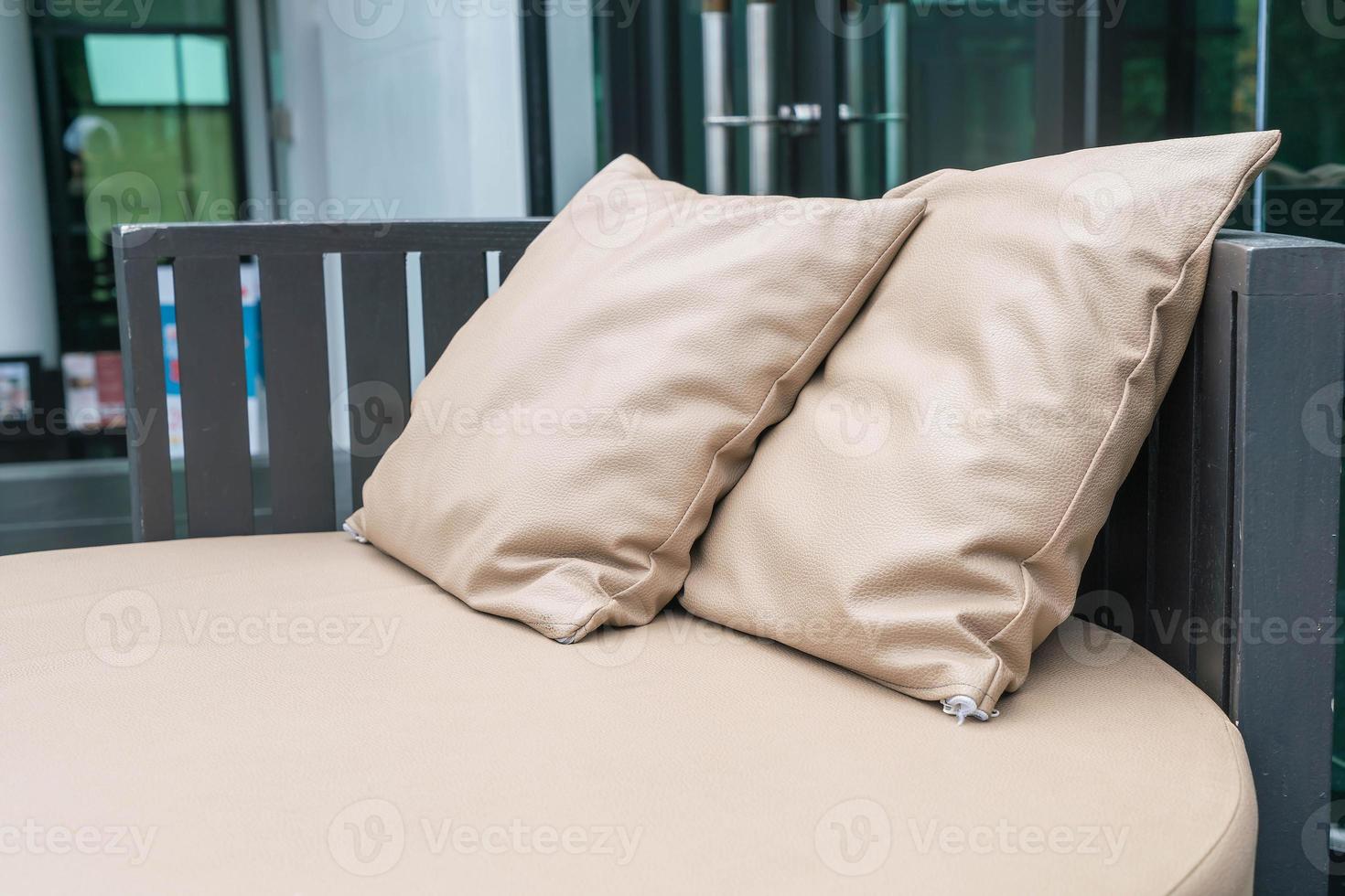 belle terrasse extérieure de luxe avec oreiller sur canapé photo