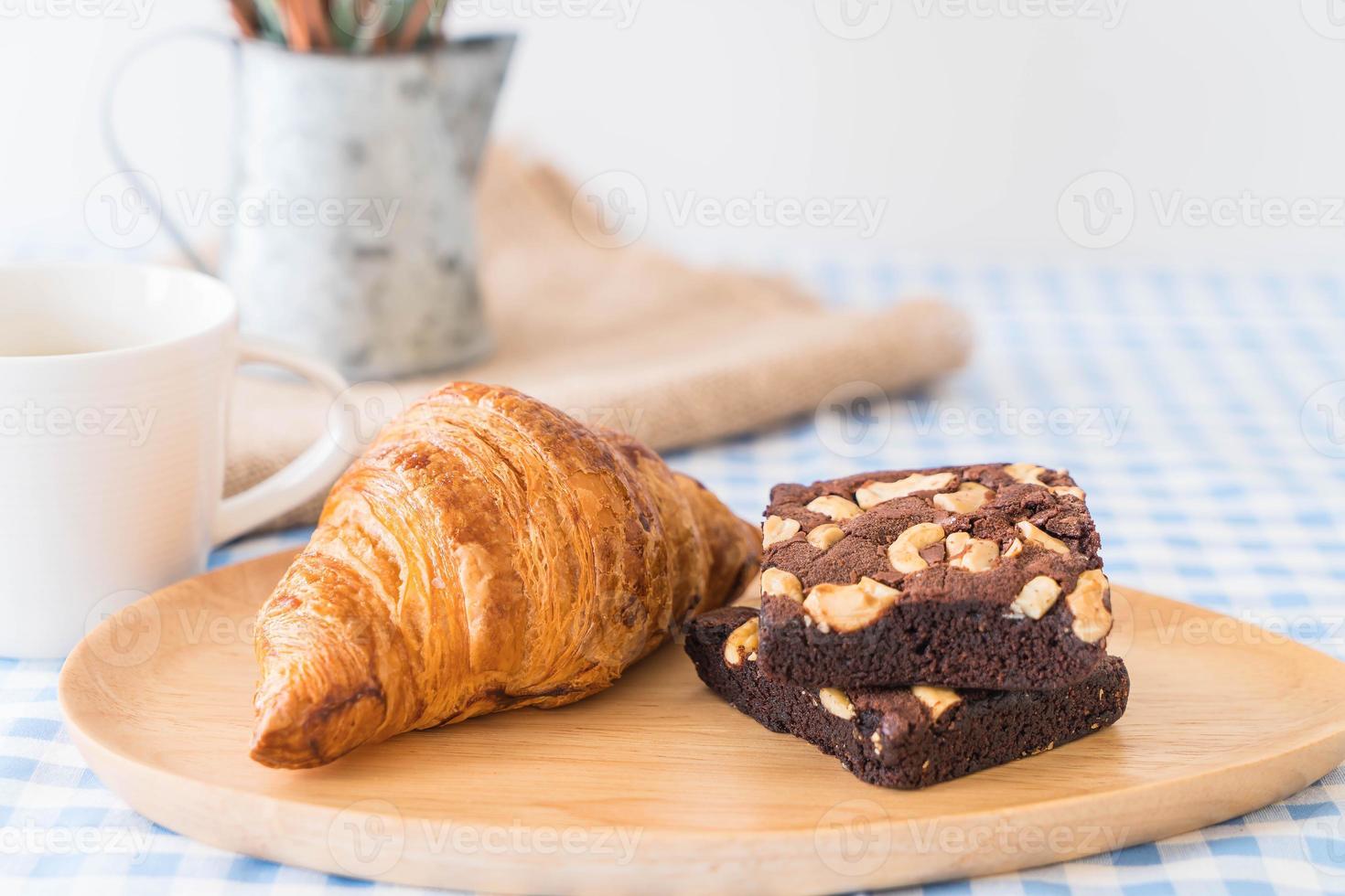 croissant et brownies sur table photo