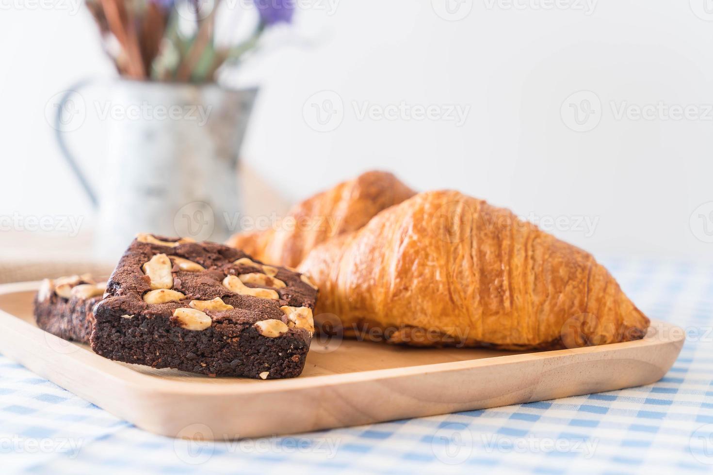 croissant et brownies sur table photo