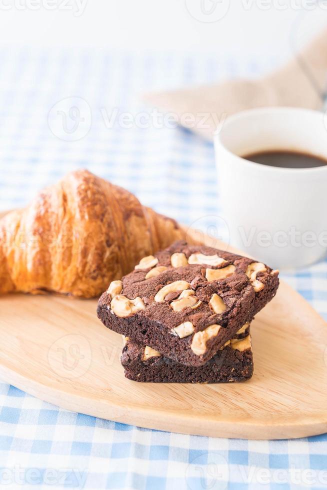 croissant et brownies sur table photo