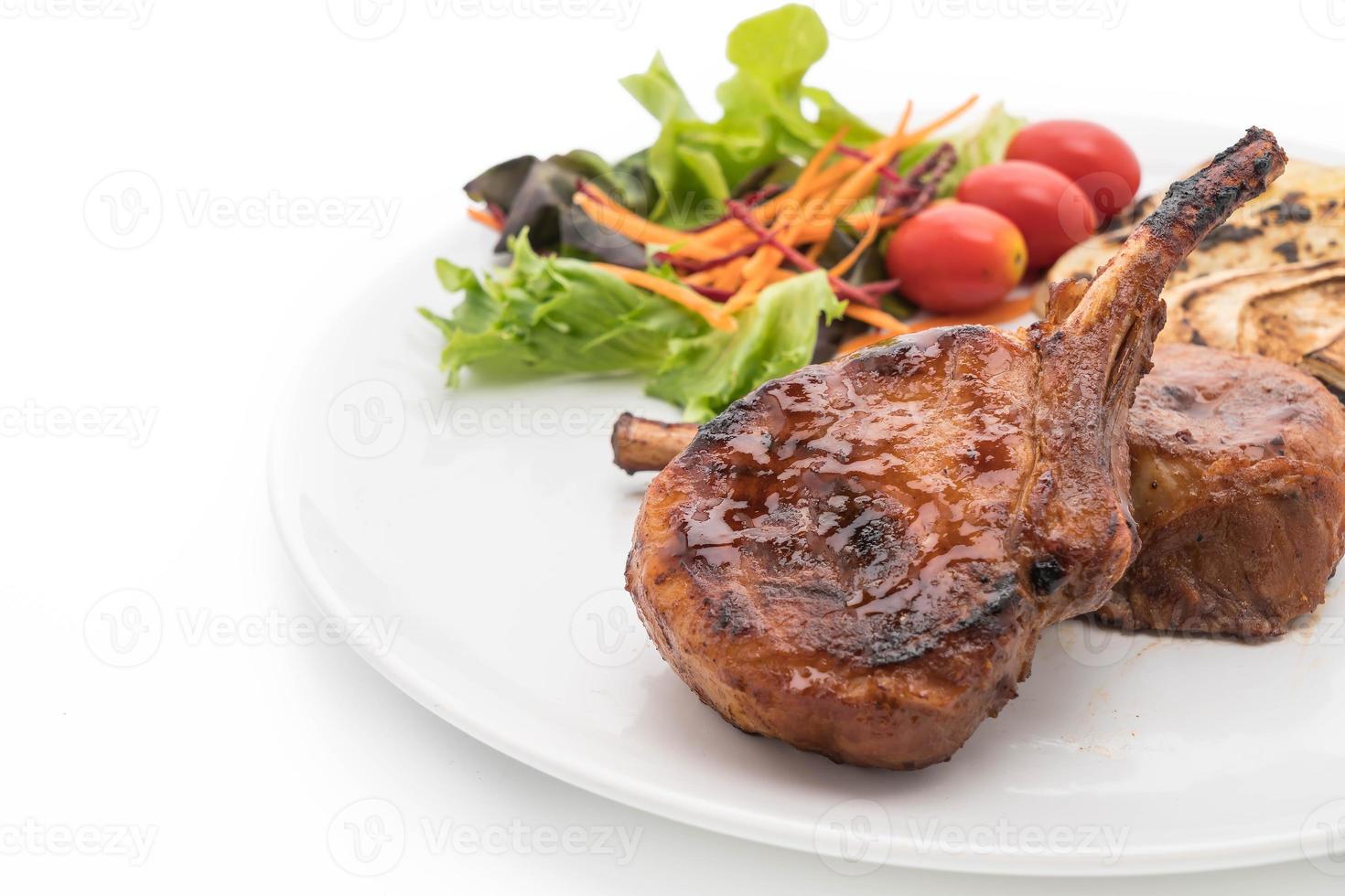 steak de côtelette de porc sur fond blanc photo